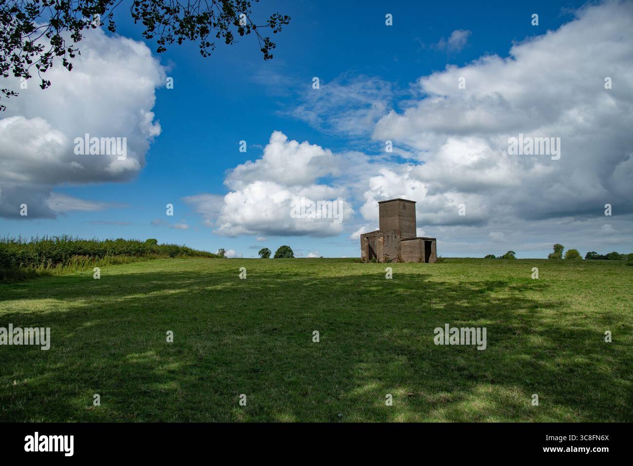 Ein altes Schachtgebäude in der Nähe des Fauld-Kraters in Hanbury, Staffordshire, Großbritannien, wo die größte Explosion durch konventionelle Waffen in beiden Weltkriegen war Stockfoto