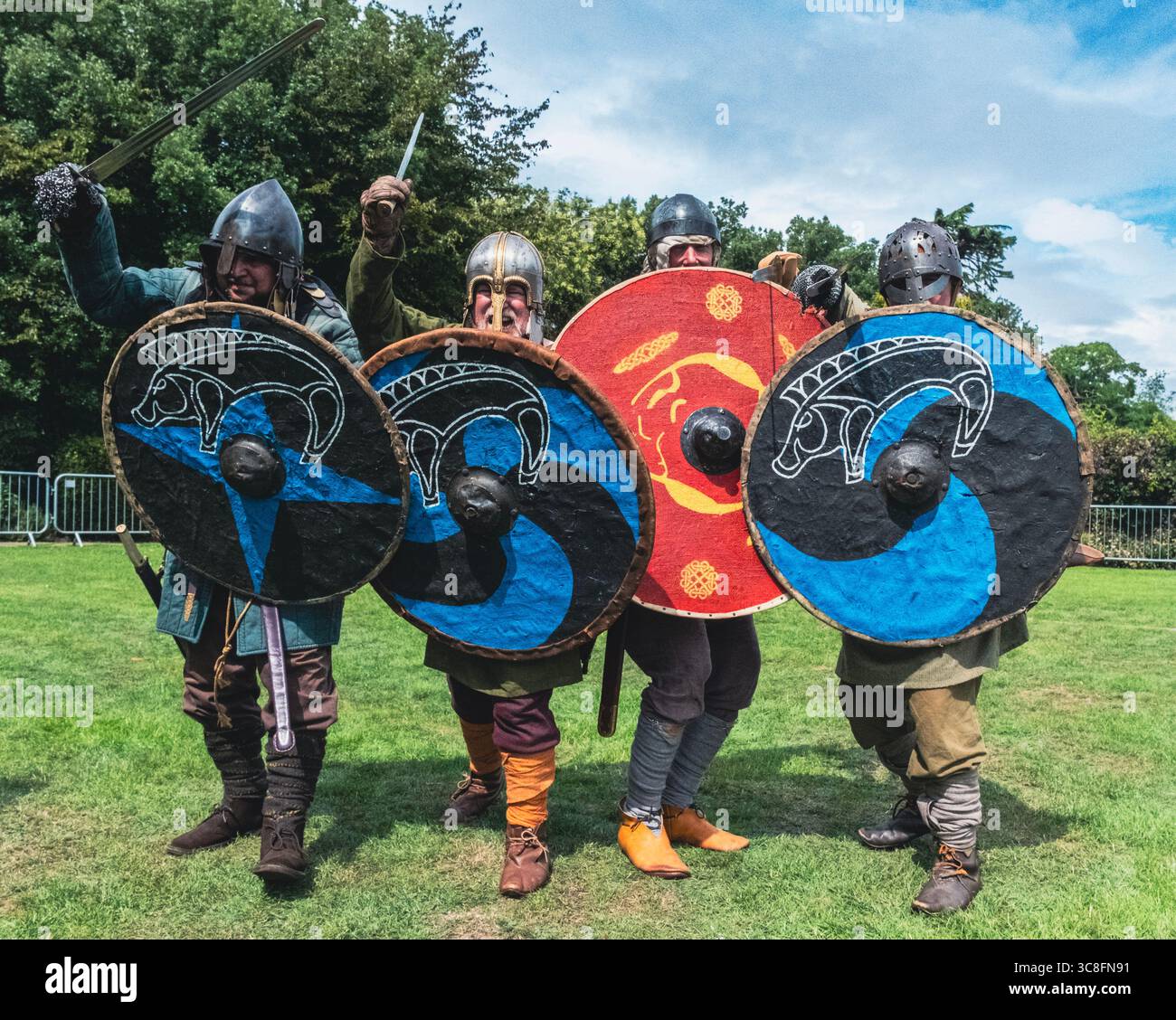 Anglo Saxon Battle – die Nachstellung der Gruppe tritt beim Anglo Saxon Weekend im Priory Park in Southend auf Stockfoto