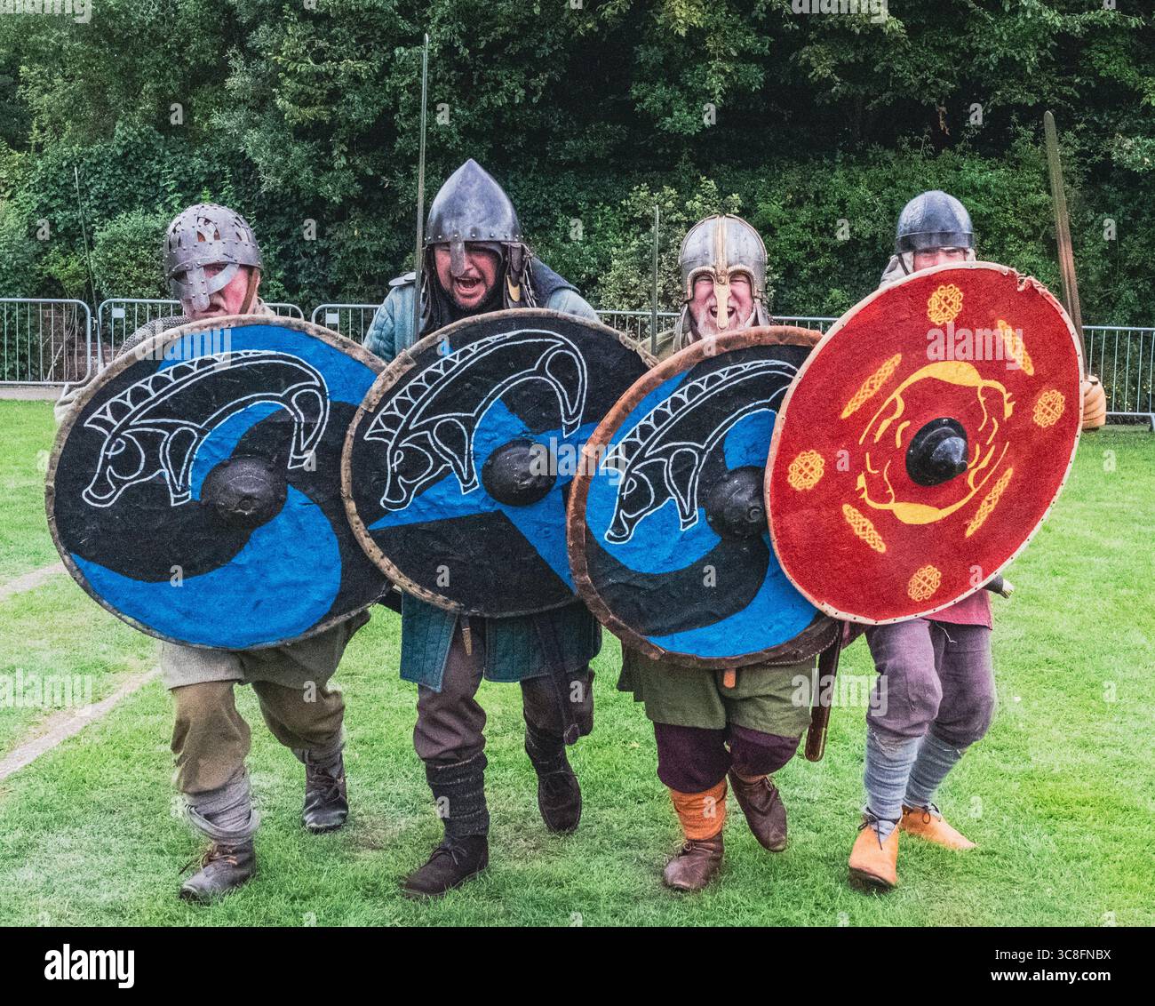Anglo Saxon Battle – die Nachstellung der Gruppe tritt beim Anglo Saxon Weekend im Priory Park in Southend auf Stockfoto