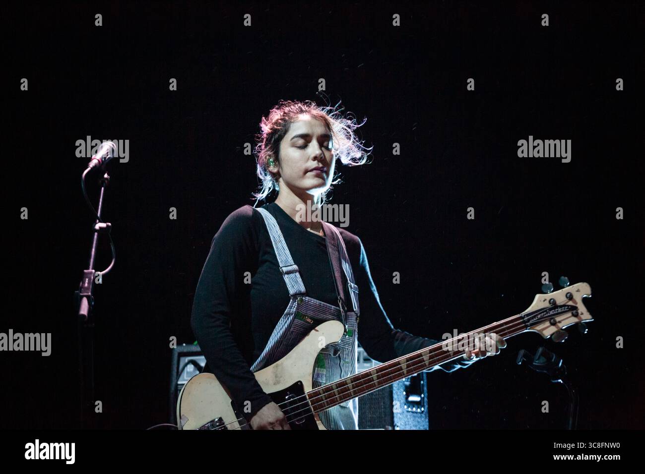 WARPAINT, KONZERT, 2016: Bassist Jenny Lee Lindberg. Die Band Warpaint spielt die Mountain Stage während heftiger Regenfälle. Der letzte Tag des Green man Festivals 2016 im Glanusk Estate in Brecon, Wales, Großbritannien, 21. August 2016. Bild: Rob Watkins/Alamy Live News. INFO: Warpaint ist ein 2004 gegründetes Indie/Psychedelic Art-Rock-Quartett aus Los Angeles. Ihr ätherischer, hypnotischer Sound verbindet traumhafte Vocals, komplizierte Gitarren, atmosphärische Rhythmen und improvisierenden kompositorischen Flow. Stockfoto