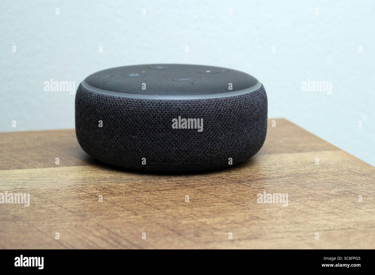 Amazon Echo Dot dritte Generation auf einem Regal mit Holzoptik. Stockfoto