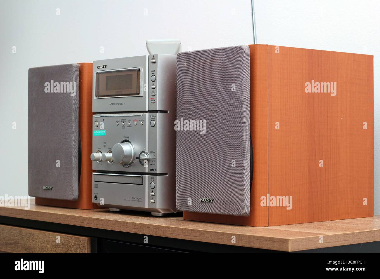 Sony Mini-HiFi-Stereo-Lautsprecher in Silber mit Holzoptik. CD-Player, Radio und Kassettenspieler. Stockfoto