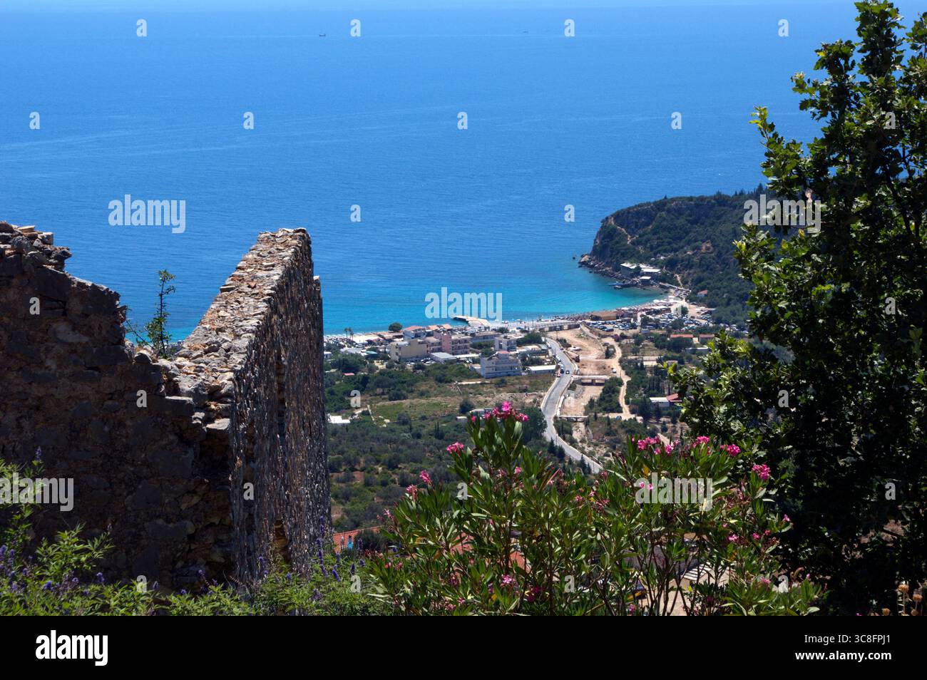 Vista dal belvedere della città vecchia di Himara sulla costa ionica Stockfoto