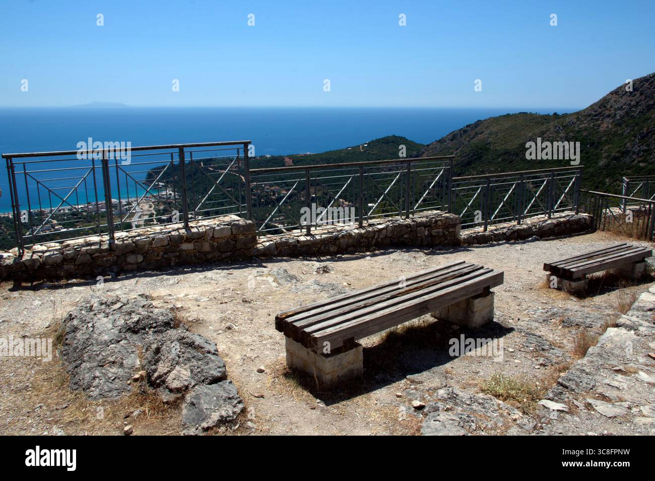 Vista dal belvedere della città vecchia di Himara sulla costa ionica Stockfoto