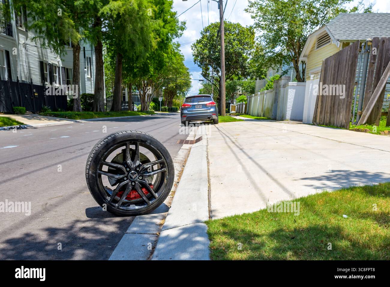 New Orleans, LA, USA - 24. Mai 2025: Ein Chevrolet-Rad steht in aufrechter Position am Rand einer Wohnstraße, nachdem es bei einem schweren Unfall vom Fahrzeug getrennt wurde Stockfoto
