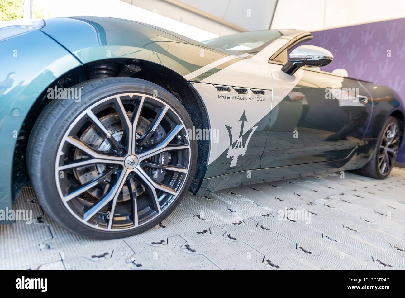 Maserati GranCabrio Grand Tourer Cabrio auf dem Goodwood Festival of Speed 2025 Motorsport & Motoring Event. Maserati A6GCS 1953 Stockfoto