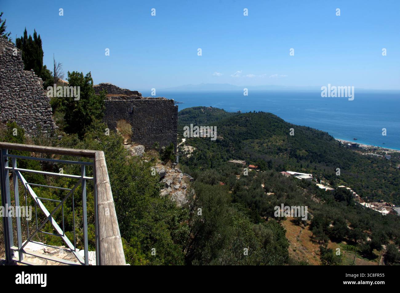 Panorama verso la costa ionica dal punto più alto della città vecchia di Himara in Albanien Stockfoto