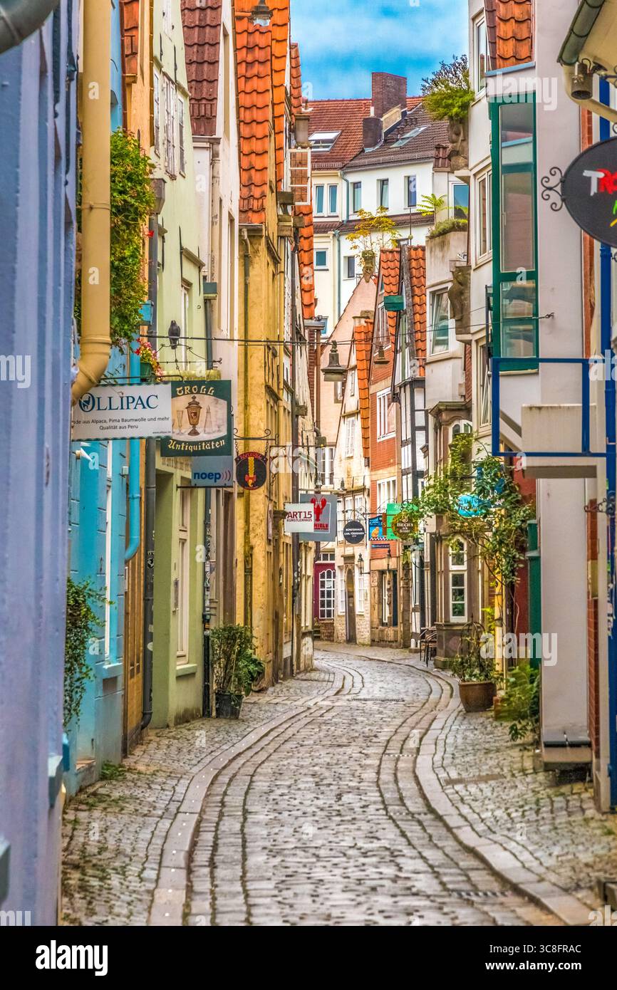 Herrlicher Blick auf eine verwinkelte Gasse des berühmten Schnoorviertels in Bremen. Die kleinen, bunten Häuser und Geschäfte mit... Stockfoto