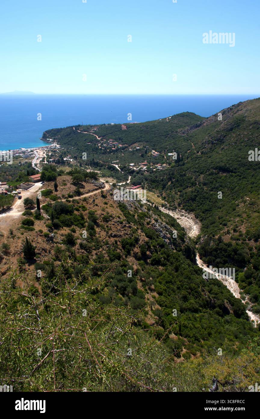 Vista verso il fiume e la costa dal belvedere della città vecchia di Himara Stockfoto