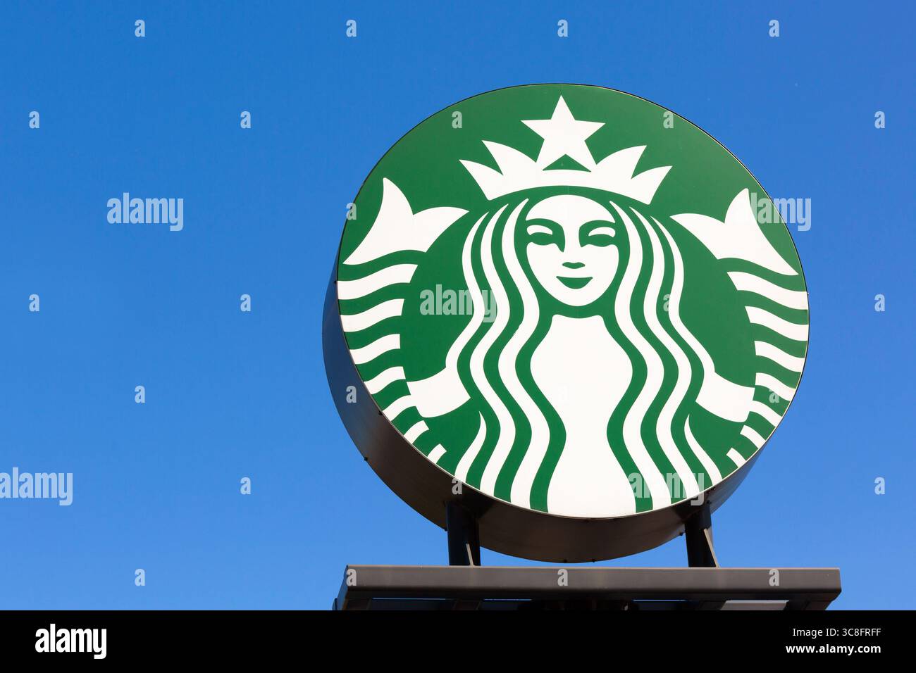 Moskau, Russland - August 2019: Zeichen oder Logo von Starbucks Kaffee vor blauem Himmel. Unterschrift der Starbucks Firma Stockfoto