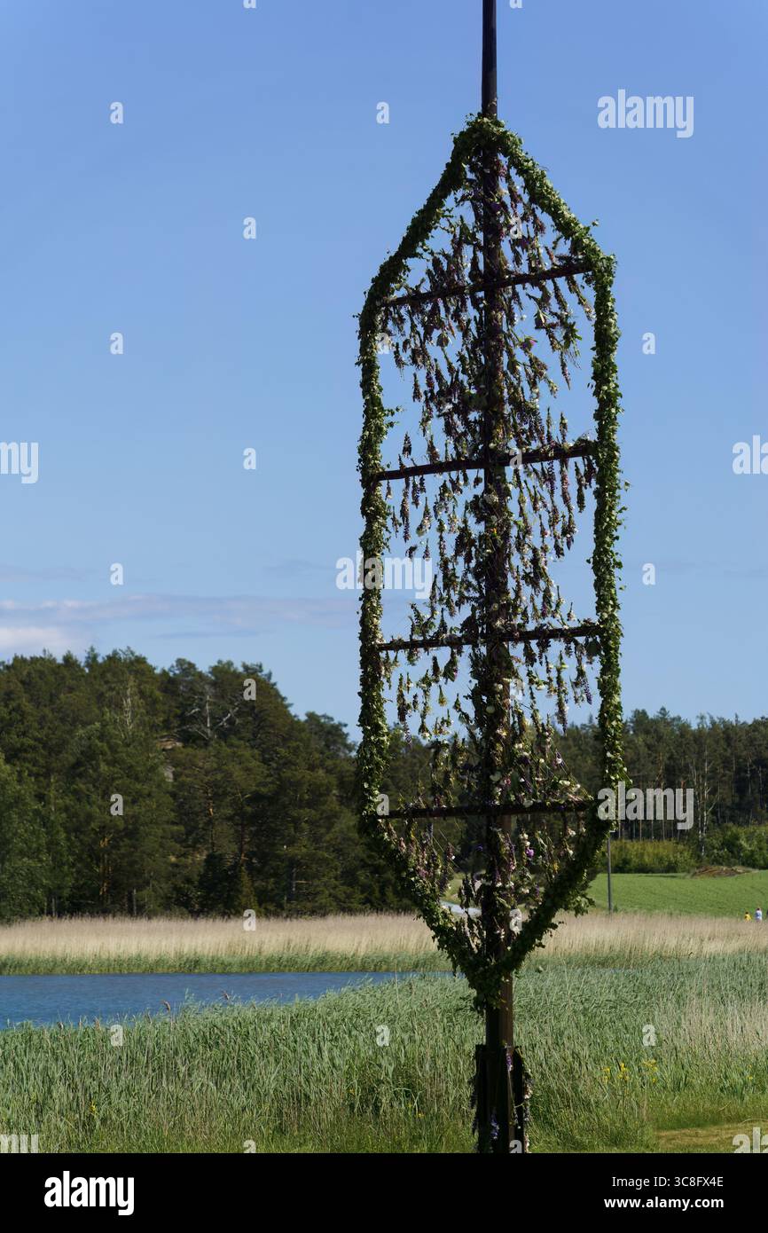 Parainen, Finnland. Juni 2025 - traditionelle grüne Mittsommerdekoration am Meer im Sommer Stockfoto