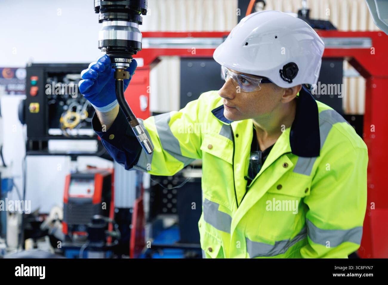 Studenten von Automatisierungsmaschineningenieuren studieren und kontrollieren Roboterarmmaschinen in der Robotik Engineering Academy an Universitäten oder Werkstätten. Stockfoto