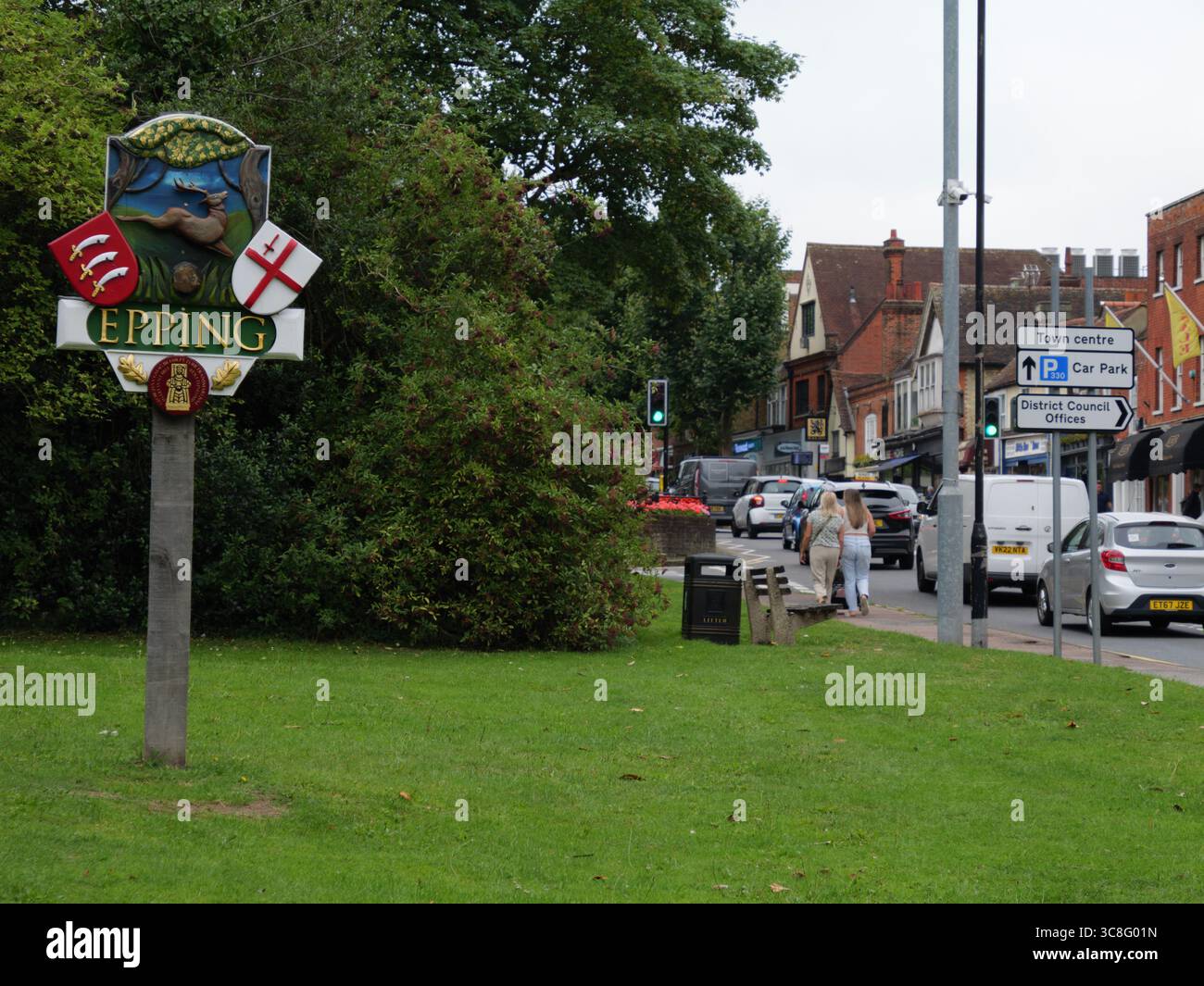 Schild für Epping in Essex, Großbritannien, mit dem Stadtwappen im Vordergrund und der Epping High Street auf der rechten Seite. Traditionelle Stadtbeschilderung am Eingang zu dieser historischen englischen Marktstadt. Stockfoto