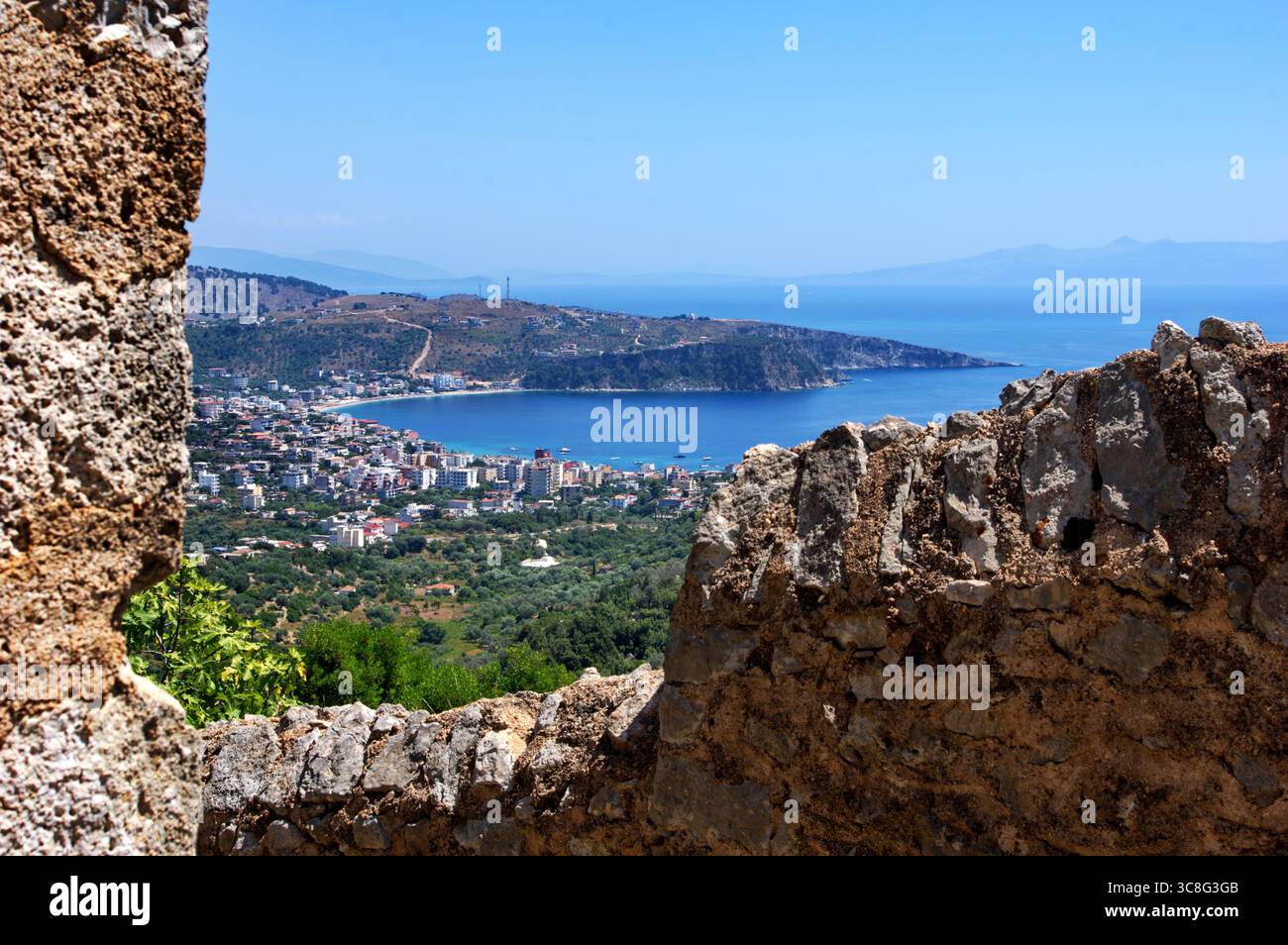 Panorama verso la costa ionica dal punto più alto della città vecchia di Himara in Albanien Stockfoto