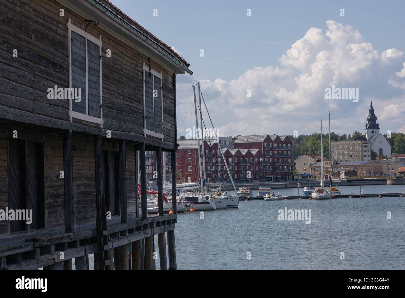 Blick auf das Stadtzentrum von Hudiksvall in Gavleborg, Schweden, mit historischen Gebäuden und dem Uferbereich, fotografiert am 22. Juli 2025. Stockfoto