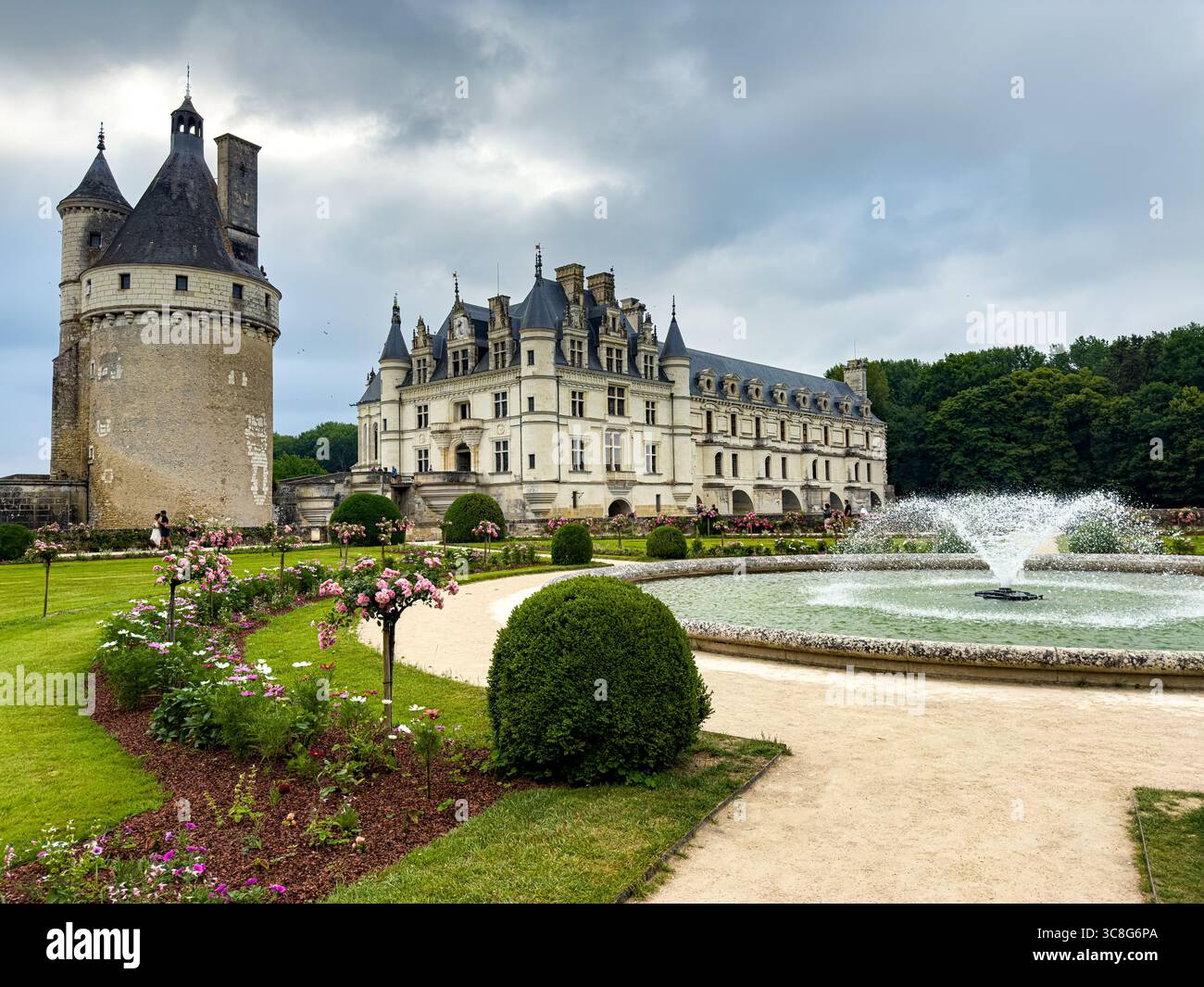 Weite Aufnahme der Burg Chenonceau aus dem Garten der Catherine de Medicis mit einem Brunnen im Vordergrund Stockfoto