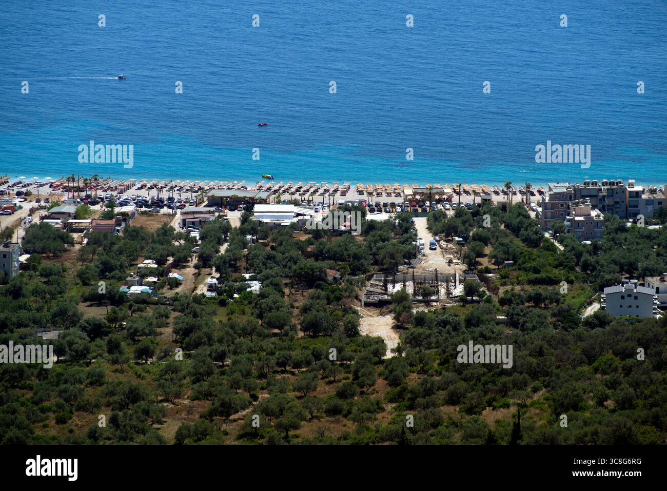 Panorama verso la costa ionica dal belvedere della città vecchia di Himara in Albanien Stockfoto