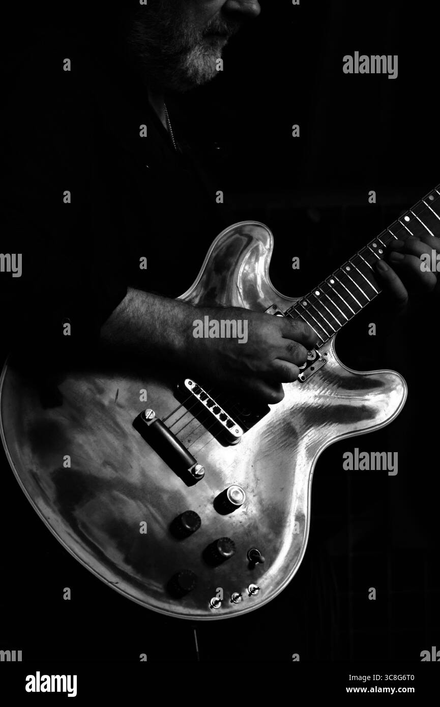 Musiker Produzent Ingenieur Paul Stacey spielt elektrische Gibson Gitarre Live hervorgehoben von The Sun UK Concept: Contrast, Chiaroscuro, Highlights Stockfoto