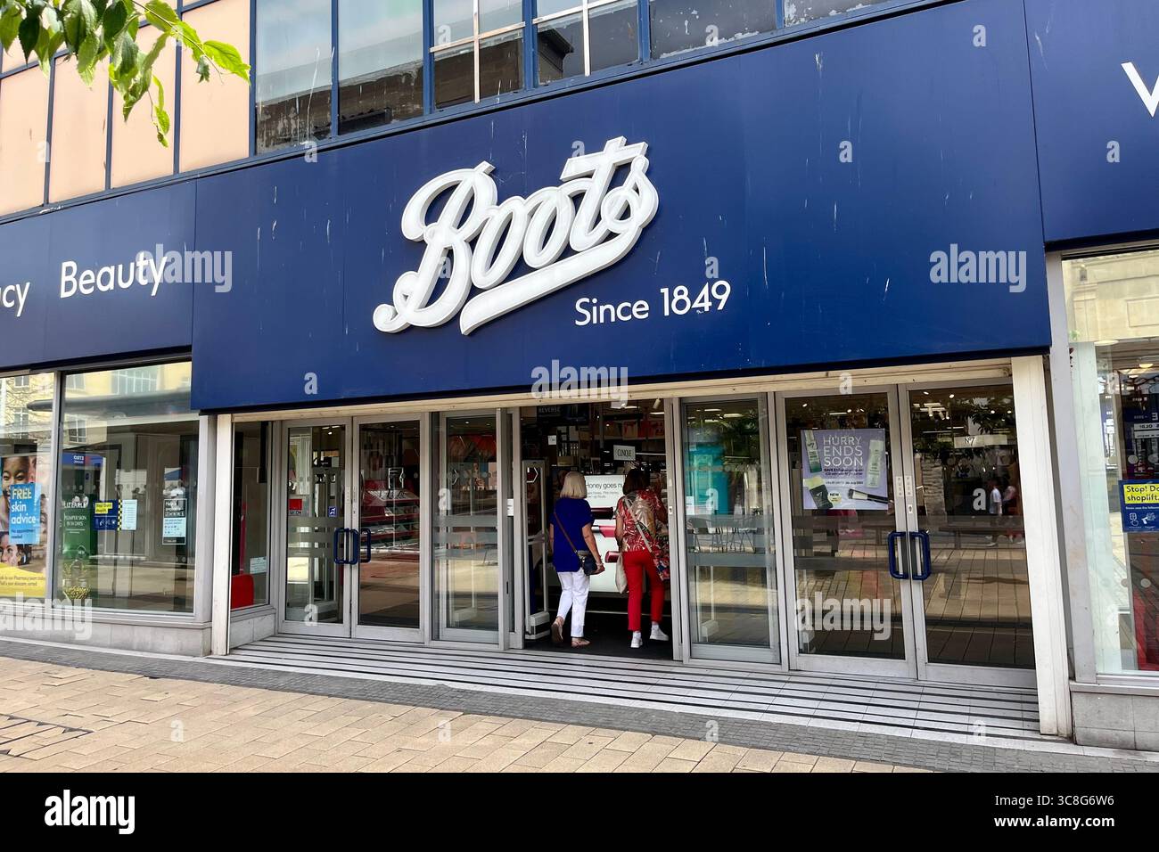 Boots Storefront im Stadtzentrum von Bristol. Bristol, England, Vereinigtes Königreich. Juni 2025. Stockfoto