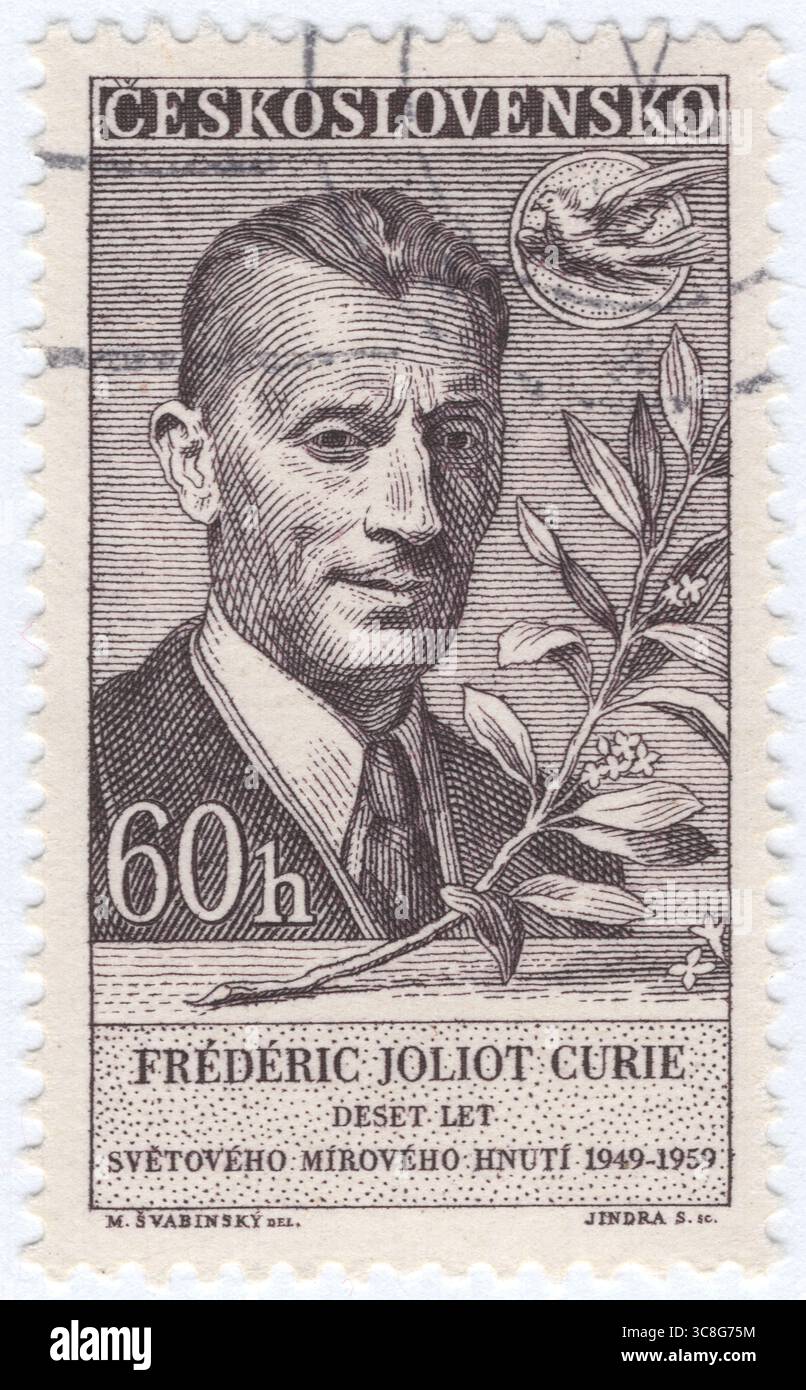 TSCHECHOSLOWAKEI - 17. April 1959: 60 haléř Sepia Briefmarke mit Porträt von Jean Frederic Joliot Curie (Frédéric Joliot-Curie). 10. Jahrestag der Weltfriedensbewegung. Er war ein französischer Chemiker und Physiker, der 1935 zusammen mit seiner Frau Irène Joliot-Curie den Nobelpreis für Chemie für die Entdeckung induzierter Radioaktivität erhielt. Sie waren das zweite verheiratete Paar nach seinen Schwiegereltern, das den Nobelpreis gewann und das Vermächtnis der Curie-Familie mit fünf Nobelpreisen ergänzte. Joliot-Curie und seine Frau gründeten auch die Orsay Faculty of Sciences, Teil der Paris-Saclay University Stockfoto