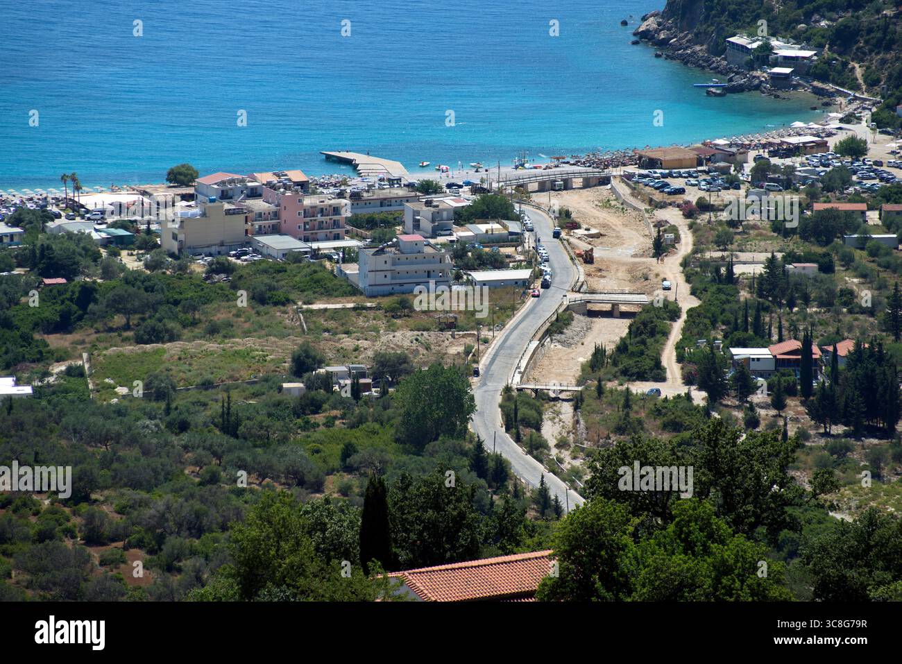 Panorama verso la costa ionica dal belvedere della città vecchia di Himara in Albanien Stockfoto