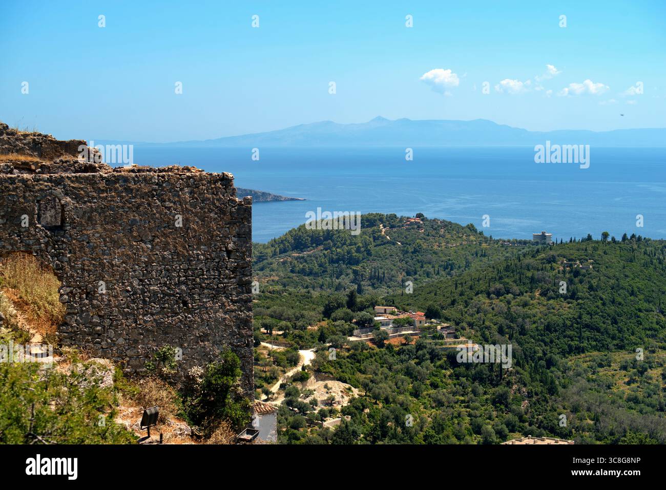 Panorama verso la costa ionica dal punto più alto della città vecchia di Himara in Albanien Stockfoto