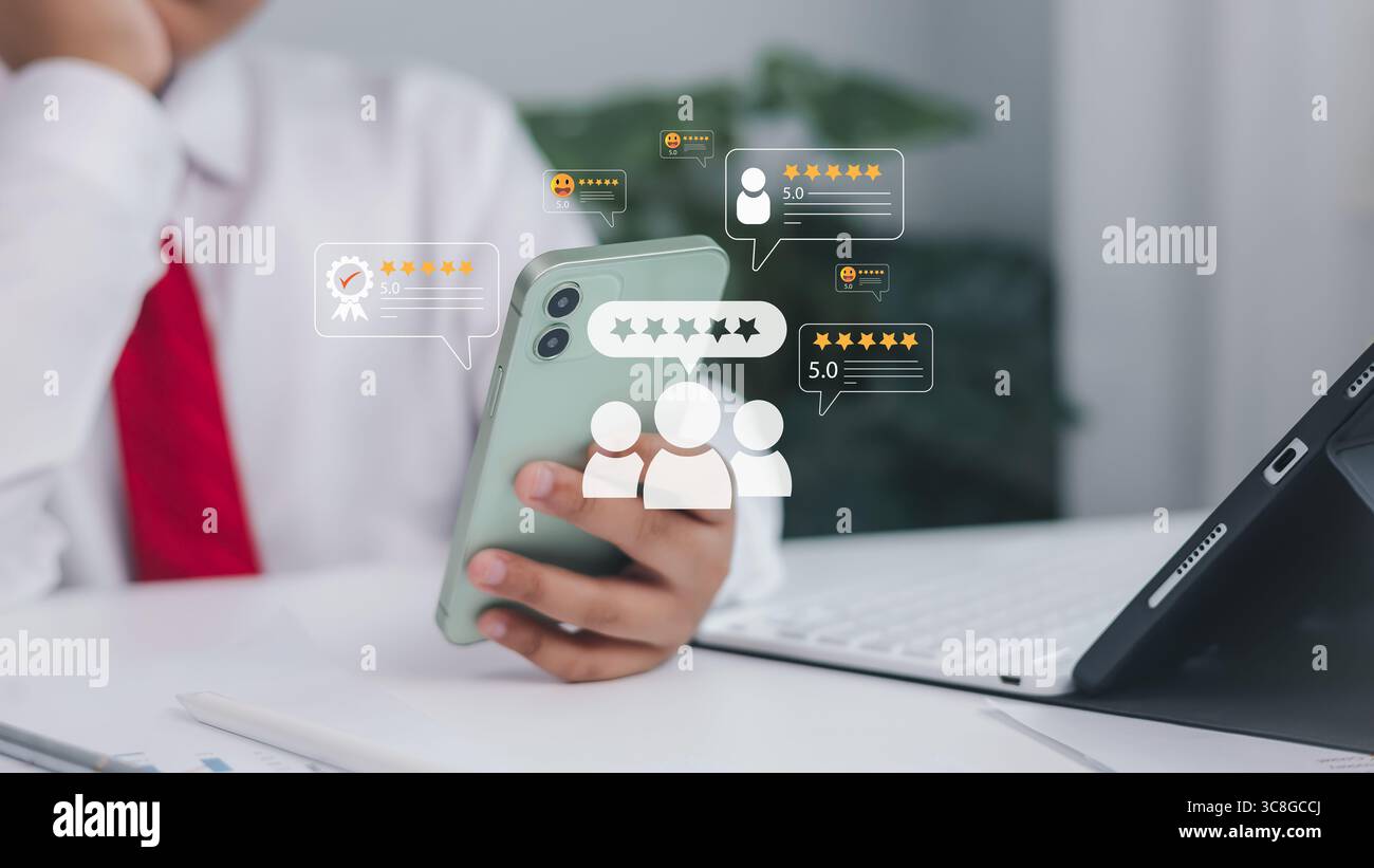 Symbole für Kundenfeedback und Bewertung werden auf dem Smartphone-Bildschirm mit der Hand angezeigt. Online-Review, mobiles Marketing, digitaler Ruf und Benutzererfahrung Stockfoto Symbole für Kundenfeedback und Bewertung werden auf dem Smartphone-Bildschirm mit der Hand angezeigt. Online-Review, mobiles Marketing, digitaler Ruf und Benutzererfahrung Stockfoto
