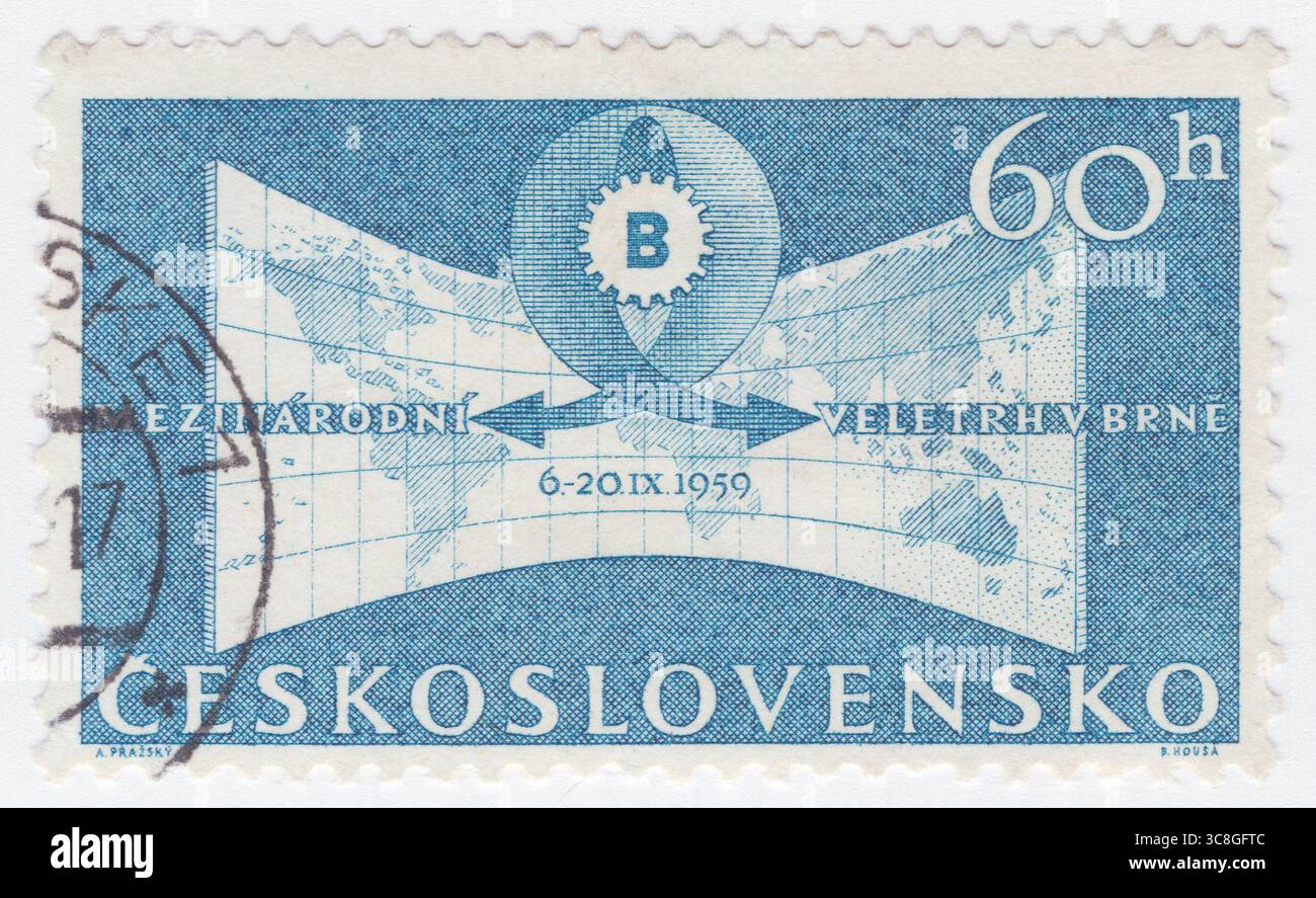 TSCHECHOSLOWAKEI - 20. Juli 1959: 60 haléř dunkelblaue Briefmarke mit dem Emblem der Internationalen Ingenieursmesse (MSV Brünn) im Messezentrum Brünn und Weltkarte in Mercator-Projektion. Der MSV diente als geschäftlicher Treffpunkt zwischen Ost und West und förderte den Technologietransfer und die Information. Heute dient sie als Treffpunkt der Unternehmen in der EU. 12.000 tschechische und internationale Firmen und etwa 1 Million Besucher nehmen an den Fachveranstaltungen und anderen Veranstaltungen Teil. Das Zentrum ist ein Ort für politische Gipfeltreffen, Konzerte, Sportveranstaltungen, Firmenveranstaltungen und Präsentationen Stockfoto TSCHECHOSLOWAKEI - 20. Juli 1959: 60 haléř dunkelblaue Briefmarke mit dem Emblem der Internationalen Ingenieursmesse (MSV Brünn) im Messezentrum Brünn und Weltkarte in Mercator-Projektion. Der MSV diente als geschäftlicher Treffpunkt zwischen Ost und West und förderte den Technologietransfer und die Information. Heute dient sie als Treffpunkt der Unternehmen in der EU. 12.000 tschechische und internationale Firmen und etwa 1 Million Besucher nehmen an den Fachveranstaltungen und anderen Veranstaltungen Teil. Das Zentrum ist ein Ort für politische Gipfeltreffen, Konzerte, Sportveranstaltungen, Firmenveranstaltungen und Präsentationen Stockfoto