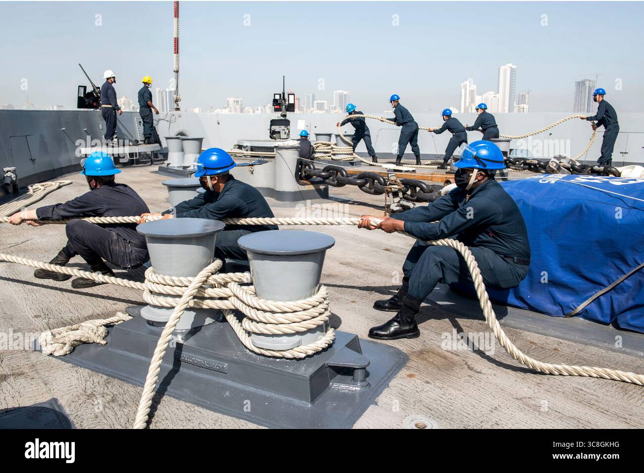 28. Januar 2021: Manama, Bahrain: Die Seefahrer heben die Leine vom Vorläufer des Amphibienschiffes USS San Diego (LPD 22). San Diego, Teil der Makin Island Amphibious Ready Group, und 15th Marine Expeditionary Unit sind in das Einsatzgebiet der 5th Fleet stationiert, um Marineoperationen zu unterstützen, um die Stabilität und Sicherheit der Seeschifffahrt in der Zentralregion zu gewährleisten und das Mittelmeer und den Pazifik durch den westlichen Indischen Ozean und drei strategische Drosselpunkte zu verbinden. (Kreditbild: © Brandon Woods/U.S. Marineblau/ZUMA Wire/ZUMAPRESS.com) Stockfoto