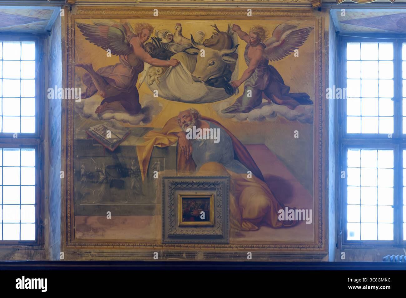 Fresko des Heiligen Lukas mit geflügelten Ochsen und Engeln, eine symbolische evangelistische Darstellung, in der Basilica di San Pietro (Perugia), Italien. Stockfoto