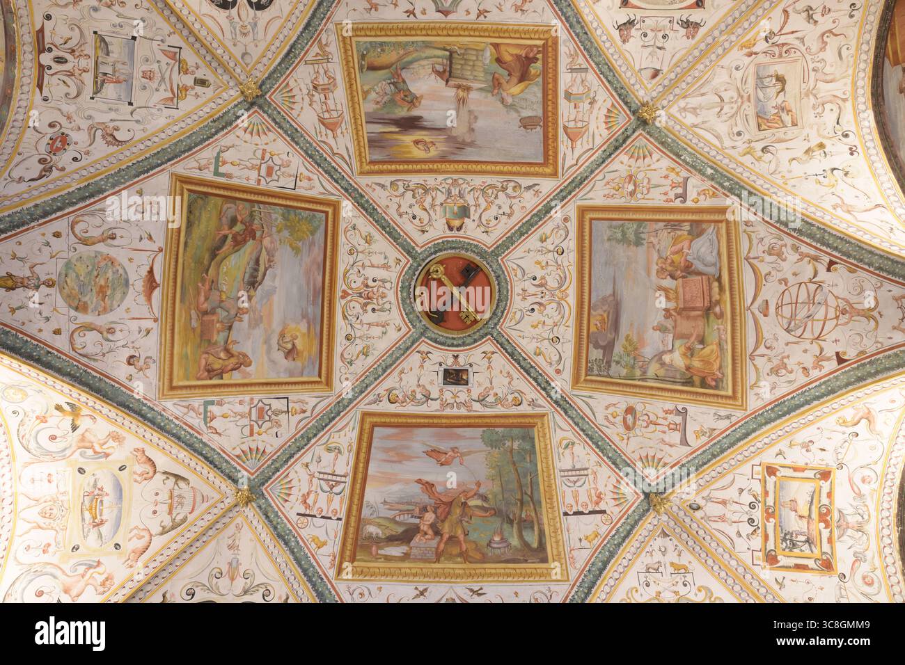 Groteske Deckenfresken mit Szenen aus dem Alten Testament, Ende des 16. Jahrhunderts, die Silla Piccinini zugeschrieben werden. Sakristei, Basilica di San Pietro, Perugia, Ita Stockfoto