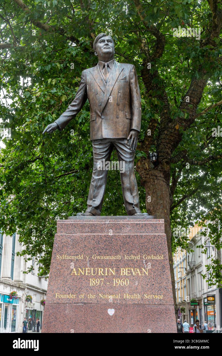 Statue von Aneurin Bevan, 1897 - 1960, Gründer des National Health Service, im Stadtzentrum von Cardiff, Südwales, Großbritannien Stockfoto