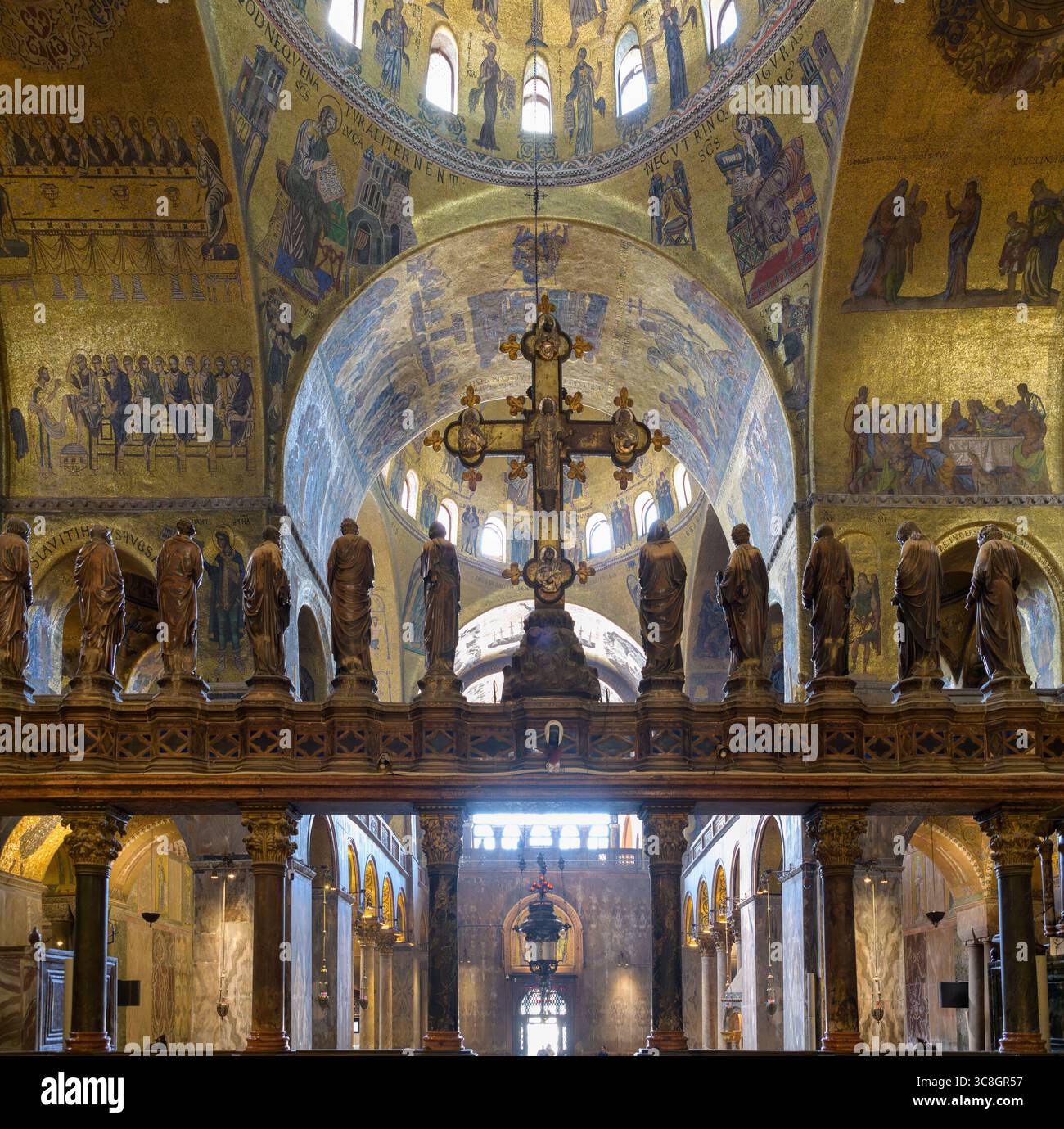 Das Innere der Markusbasilika (Basilica di San Marco), Venedig, Italien, mit der Ikonostase mit Apostelstatuen und mosaikbezogenen Kuppeln darüber Stockfoto