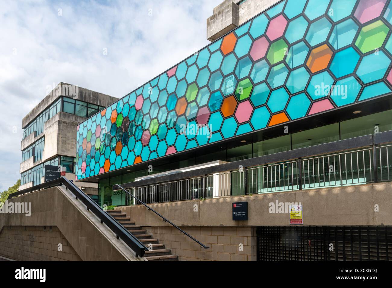 Blick auf das Sir Martin Evans Gebäude auf dem Cathays Park Campus der Cardiff University, South Wales, Großbritannien Stockfoto