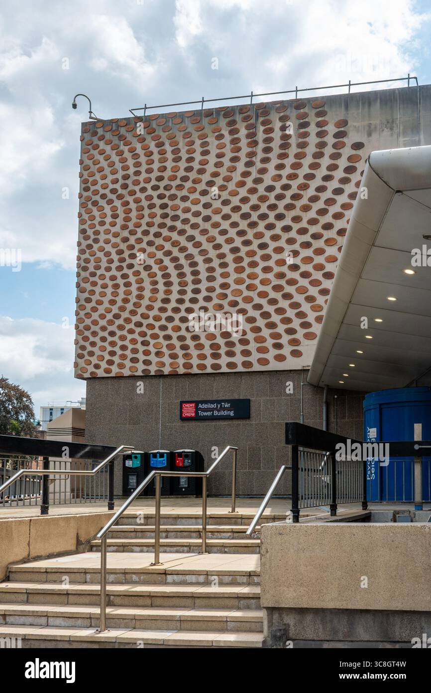 Blick auf das Tower Building-Gebäude auf dem Cathays Park Campus der Cardiff University, South Wales, Großbritannien Stockfoto