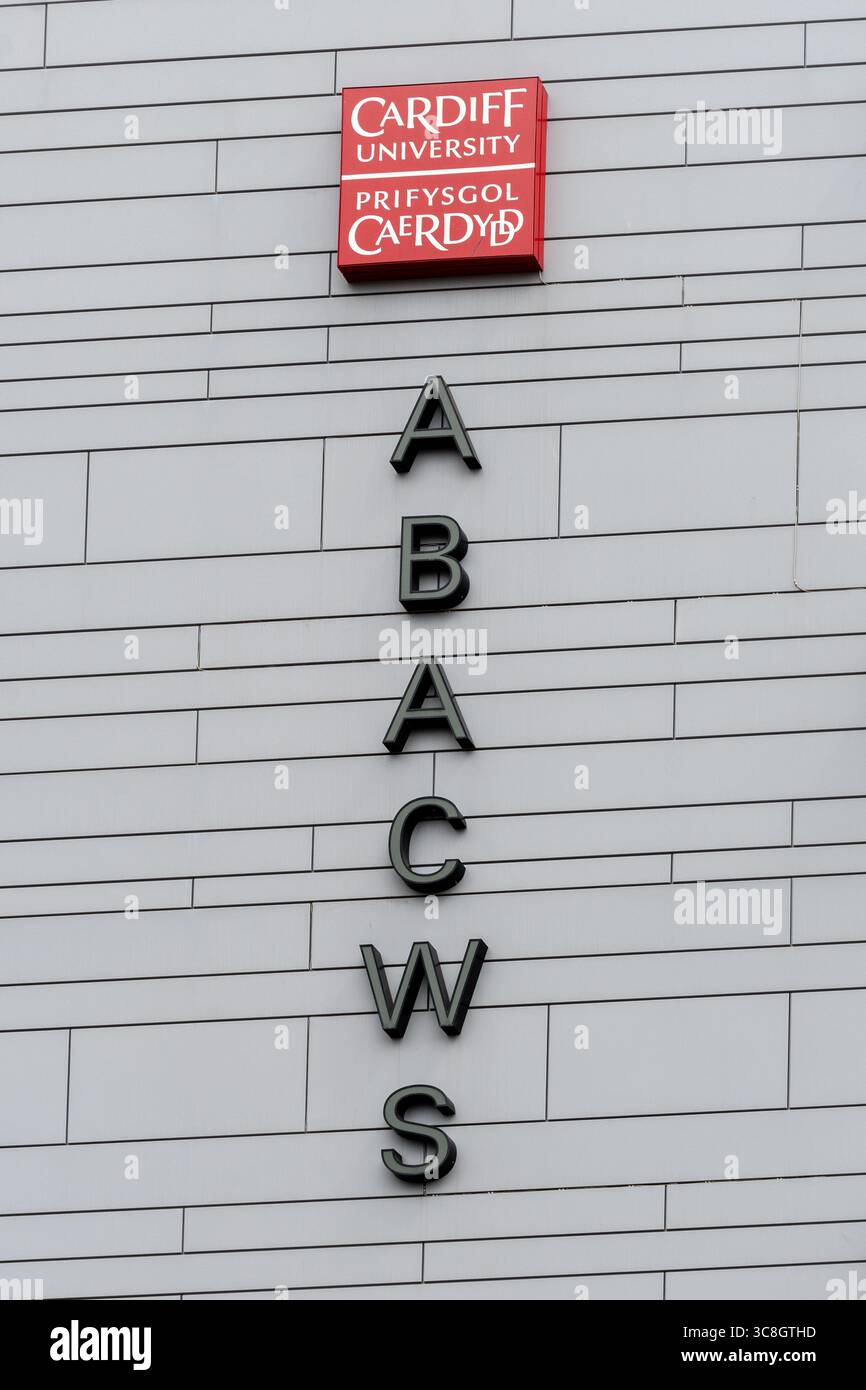 Beschilderung am ABACWS Building, Cathays Park Campus, Cardiff University, South Wales, Großbritannien Stockfoto