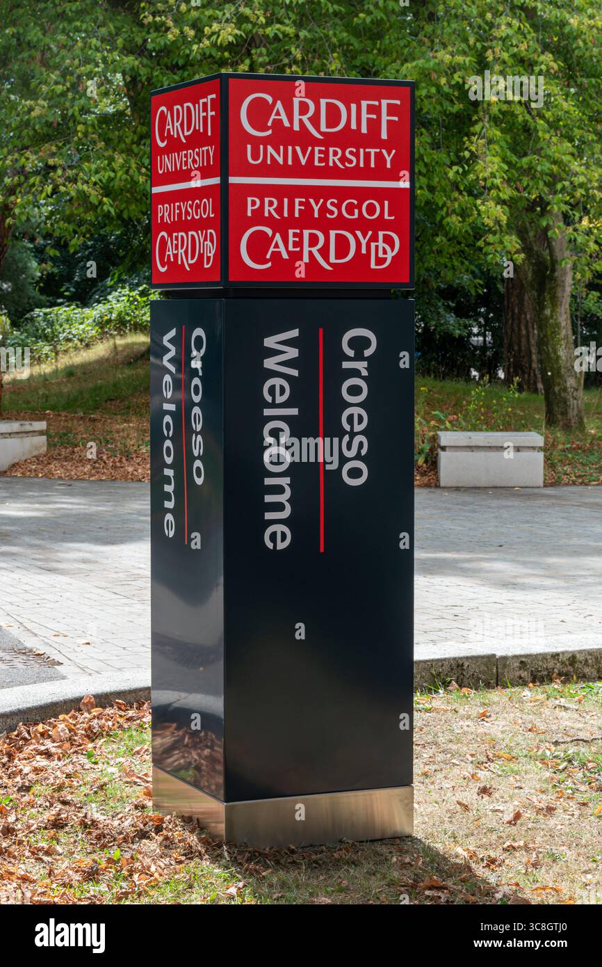 Begrüßungsschild am Cardiff University Cathays Park Campus, Croeso Prifysgol Caerdydd, Cardiff, South Wales, Großbritannien Stockfoto