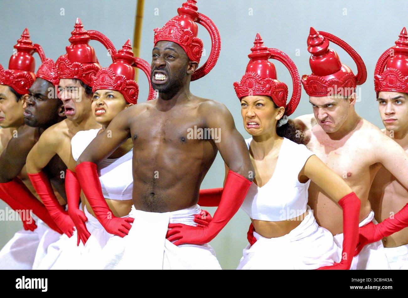 Andrew French (Ravana, König der Dämonen - Zentrum) mit Dämonen im RAMAYANA The Legend of Prince Rama (traditionell) im Olivier Theatre, National Theatre (NT), London SE1 11/04/2001 in einer neuen Version von Peter Oswald A Birmingham Repertory Theatre Produktionsdesign: Ultz Beleuchtung: Jo Joelson Choreographie: Piali Ray Regisseur: Indhu Rubasingham Stockfoto