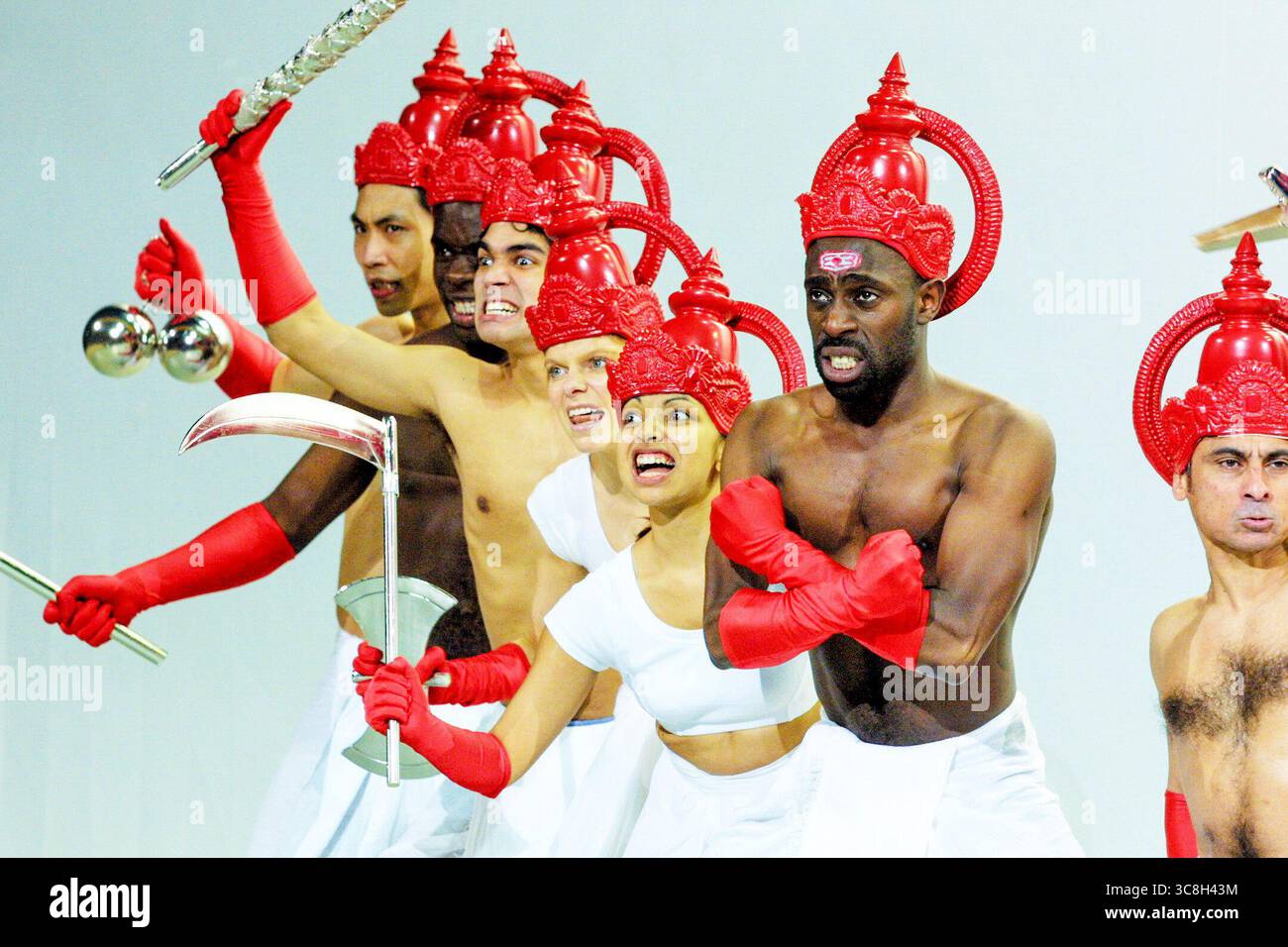 Andrew French (Ravana, König der Dämonen - 2. Von rechts) mit Dämonen im RAMAYANA The Legend of Prince Rama (traditionell) im Olivier Theatre, National Theatre (NT), London SE1 11/04/2001 in einer neuen Version von Peter Oswald A Birmingham Repertory Theatre Produktionsdesign: Ultz Beleuchtung: Jo Joelson Choreographie: Piali Ray Regisseur: Indhu Rubasingham Stockfoto