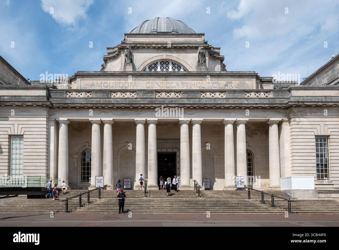 National Museum Cardiff, Außenansicht des Gebäudes und beliebte Besucherattraktion in Cardiff City, South Wales, Großbritannien Stockfoto