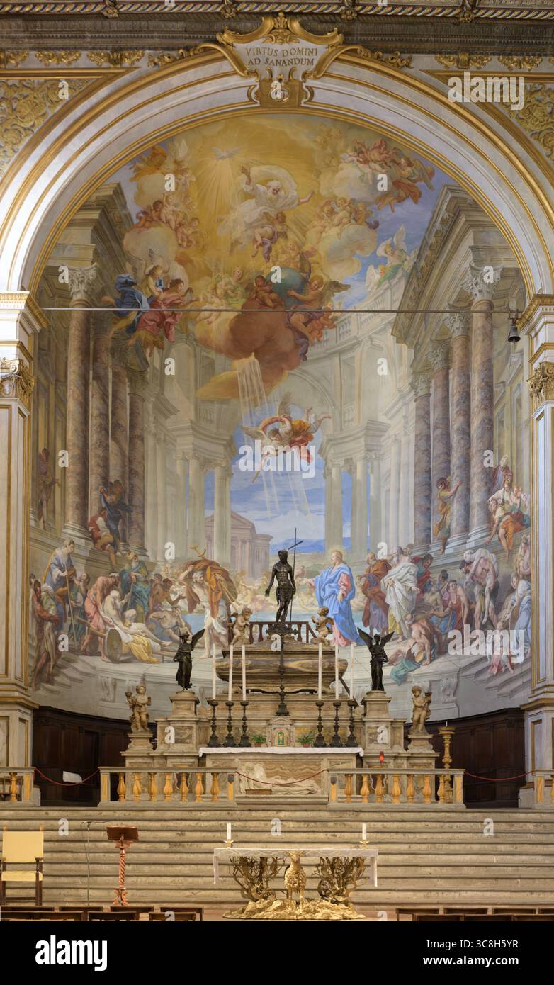 Hochaltar und Apsis Fresko mit dem Heiligen Michael in der Kirche Santissima Annunziata (Santa Maria della Scala), Siena, Italien. Fresko von Sebastiano Conca, Stockfoto