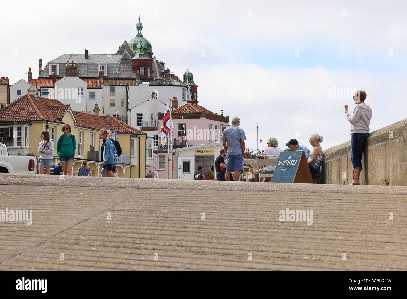 Blick entlang der Küste in Cromer, vorbei an der North Sea Coffee Co. In Richtung Stadtzentrum, Nord-Norfolk, Großbritannien Stockfoto