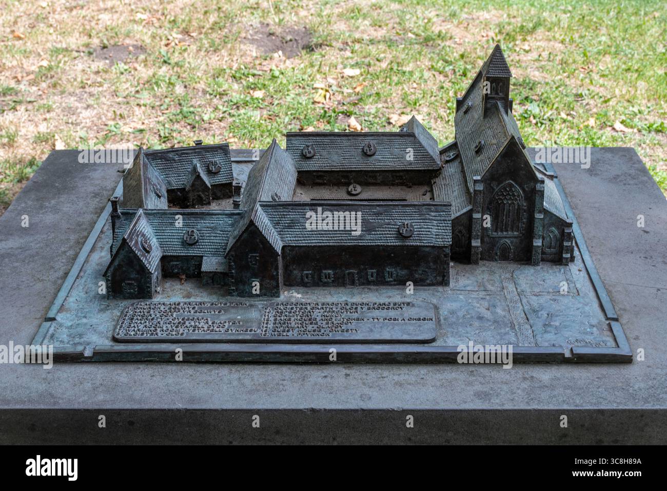 Ein Modell des mittelalterlichen Blackfriars-Klosters im Bute Park, einem öffentlichen Park in Cardiff City, Südwales, Großbritannien Stockfoto