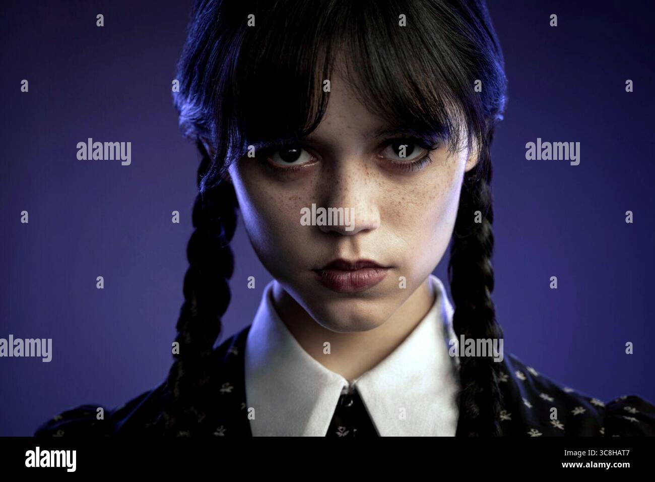 Wednesday ist eine US-amerikanische Supernatural-Comedy-Fernsehserie, die auf der Figur Wednesday Addams von Charles Addams basiert. Die von Alfred Gough und Miles Millar kreierte Figur spielt Jenna Ortega als Titelfigur mit Gwendoline Christie, Riki Lindhome, Jamie McShane, Hunter Doohan, Percy Hynes White, Emma Myers, Joy Sunday, Georgie Farmer, Naomi J. Ogawa, Christina Ricci und Moosa Mostafa treten in Nebenrollen auf. Stockfoto