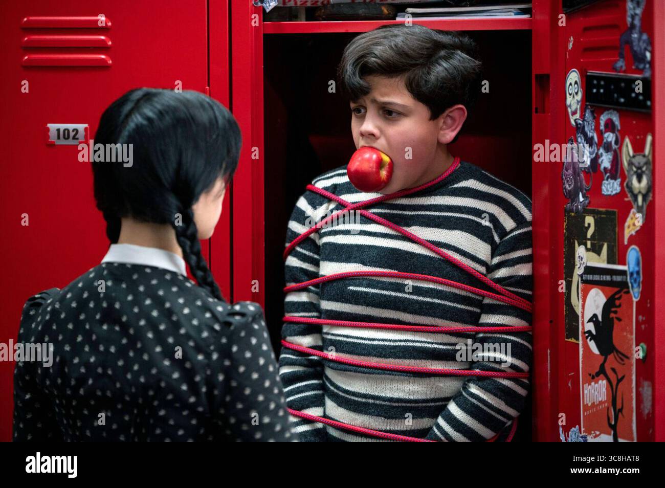 Wednesday ist eine US-amerikanische Supernatural-Comedy-Fernsehserie, die auf der Figur Wednesday Addams von Charles Addams basiert. Die von Alfred Gough und Miles Millar kreierte Figur spielt Jenna Ortega als Titelfigur mit Gwendoline Christie, Riki Lindhome, Jamie McShane, Hunter Doohan, Percy Hynes White, Emma Myers, Joy Sunday, Georgie Farmer, Naomi J. Ogawa, Christina Ricci und Moosa Mostafa treten in Nebenrollen auf. Stockfoto