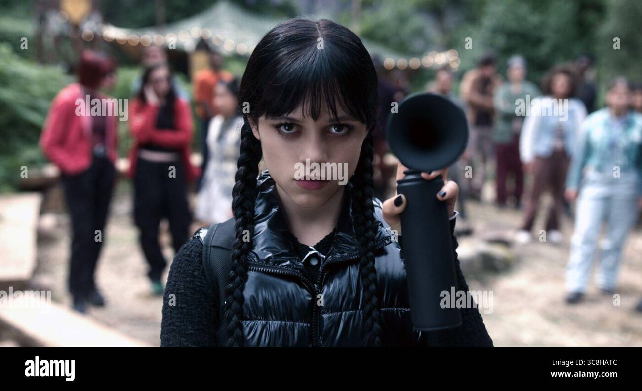 Wednesday ist eine US-amerikanische Supernatural-Comedy-Fernsehserie, die auf der Figur Wednesday Addams von Charles Addams basiert. Die von Alfred Gough und Miles Millar kreierte Figur spielt Jenna Ortega als Titelfigur mit Gwendoline Christie, Riki Lindhome, Jamie McShane, Hunter Doohan, Percy Hynes White, Emma Myers, Joy Sunday, Georgie Farmer, Naomi J. Ogawa, Christina Ricci und Moosa Mostafa treten in Nebenrollen auf. Stockfoto