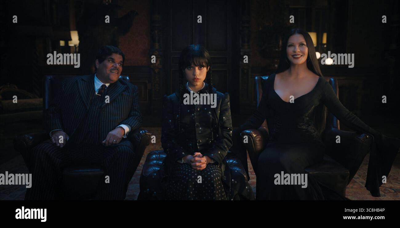 Wednesday ist eine US-amerikanische Supernatural-Comedy-Fernsehserie, die auf der Figur Wednesday Addams von Charles Addams basiert. Die von Alfred Gough und Miles Millar kreierte Figur spielt Jenna Ortega als Titelfigur mit Gwendoline Christie, Riki Lindhome, Jamie McShane, Hunter Doohan, Percy Hynes White, Emma Myers, Joy Sunday, Georgie Farmer, Naomi J. Ogawa, Christina Ricci und Moosa Mostafa treten in Nebenrollen auf. Stockfoto