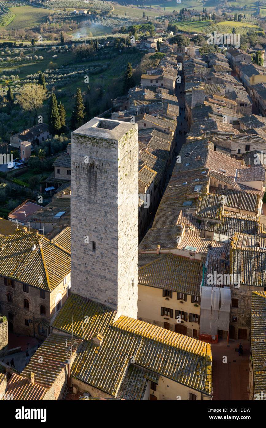 Panoramablick aus der Luft vom Torre Grossa mit Blick auf die mittelalterliche Stadt San Gimignano in der Toskana, Italien. Stockfoto