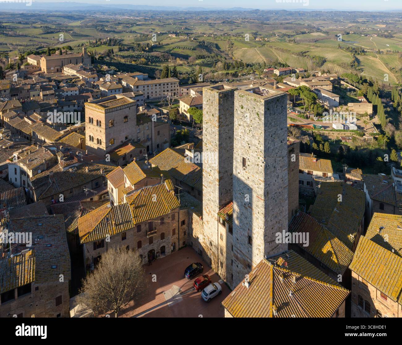 Panoramablick aus der Luft vom Torre Grossa mit Blick auf die mittelalterliche Stadt San Gimignano in der Toskana, Italien. Stockfoto