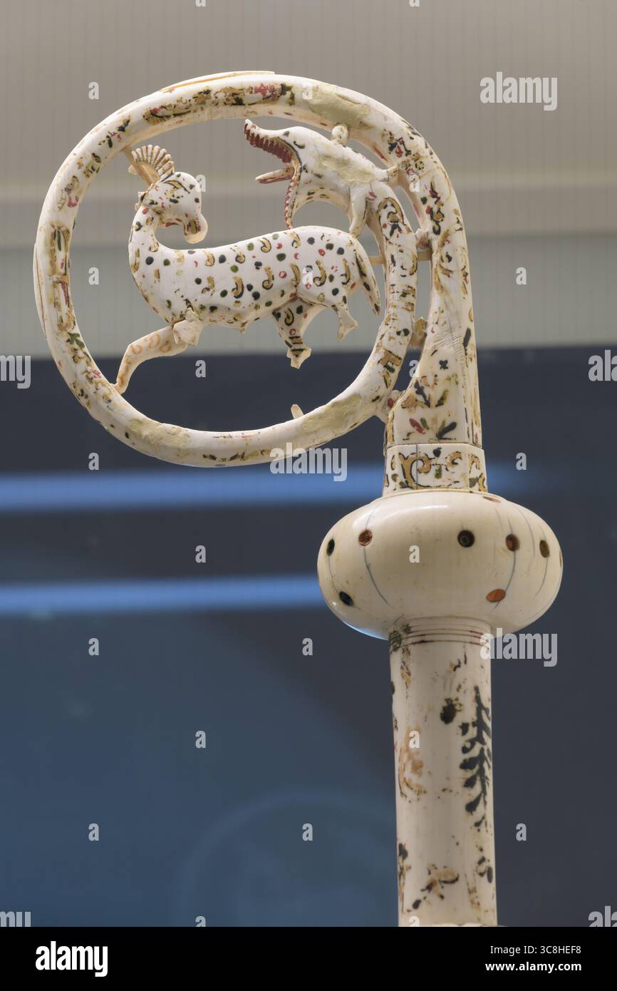 Italienischer Elfenbein- und Knochencrosier aus dem 14. Jahrhundert mit Agnus Dei aus der Abtei Montelabate, Nationalgalerie Umbriens, Perugia, Umbrien, Italien. Stockfoto